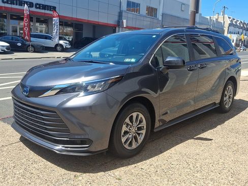 Used 2025 Toyota Sienna LE FWD image 3