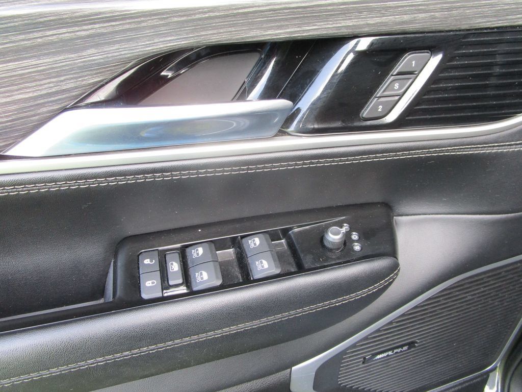 Used 2022 Jeep Wagoneer Series III AWD/4WD image 25