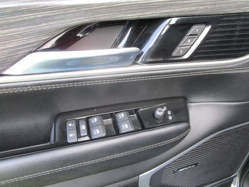 Used 2022 Jeep Wagoneer Series III AWD/4WD image 25