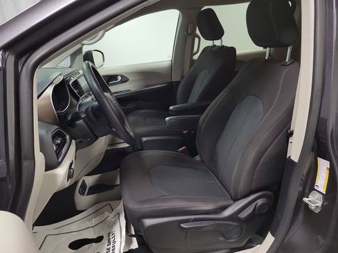 Used 2020 Chrysler Voyager L image 14