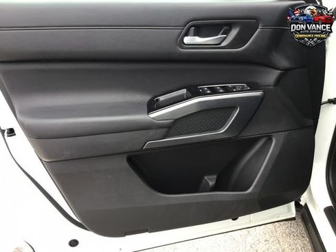 Used 2024 Nissan Pathfinder SL FWD image 10