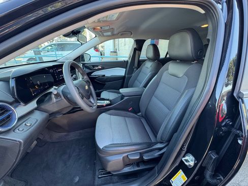 Used 2025 Chevrolet Trax LT FWD image 27