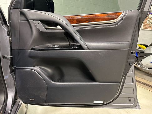 Used 2016 Lexus LX 570 4WD w/ Luxury Package image 16