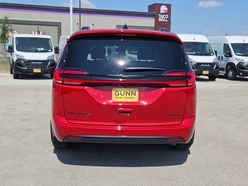 New 2026 Chrysler Pacifica Limited w/ S Appearance Package image 4