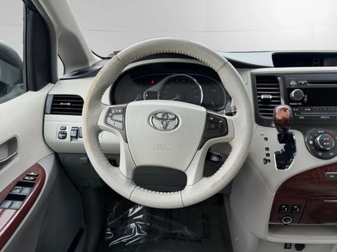 Used 2013 Toyota Sienna XLE FWD image 13