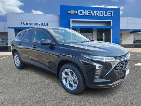 New 2026 Chevrolet Trax LS w/ LS Convenience Package FWD image 2