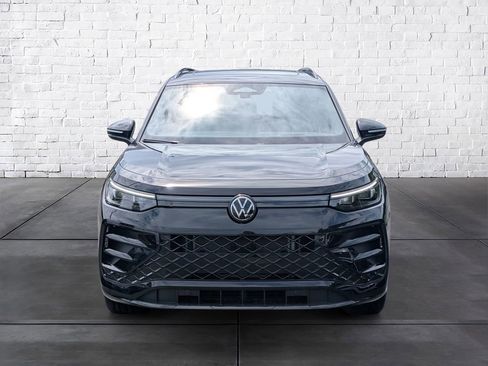 Certified 2025 Volkswagen Tiguan SE R-Line AWD/4WD image 3