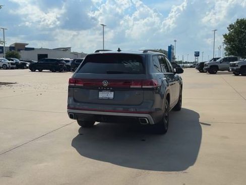 Used 2024 Volkswagen Atlas Peak Edition SE AWD/4WD image 8