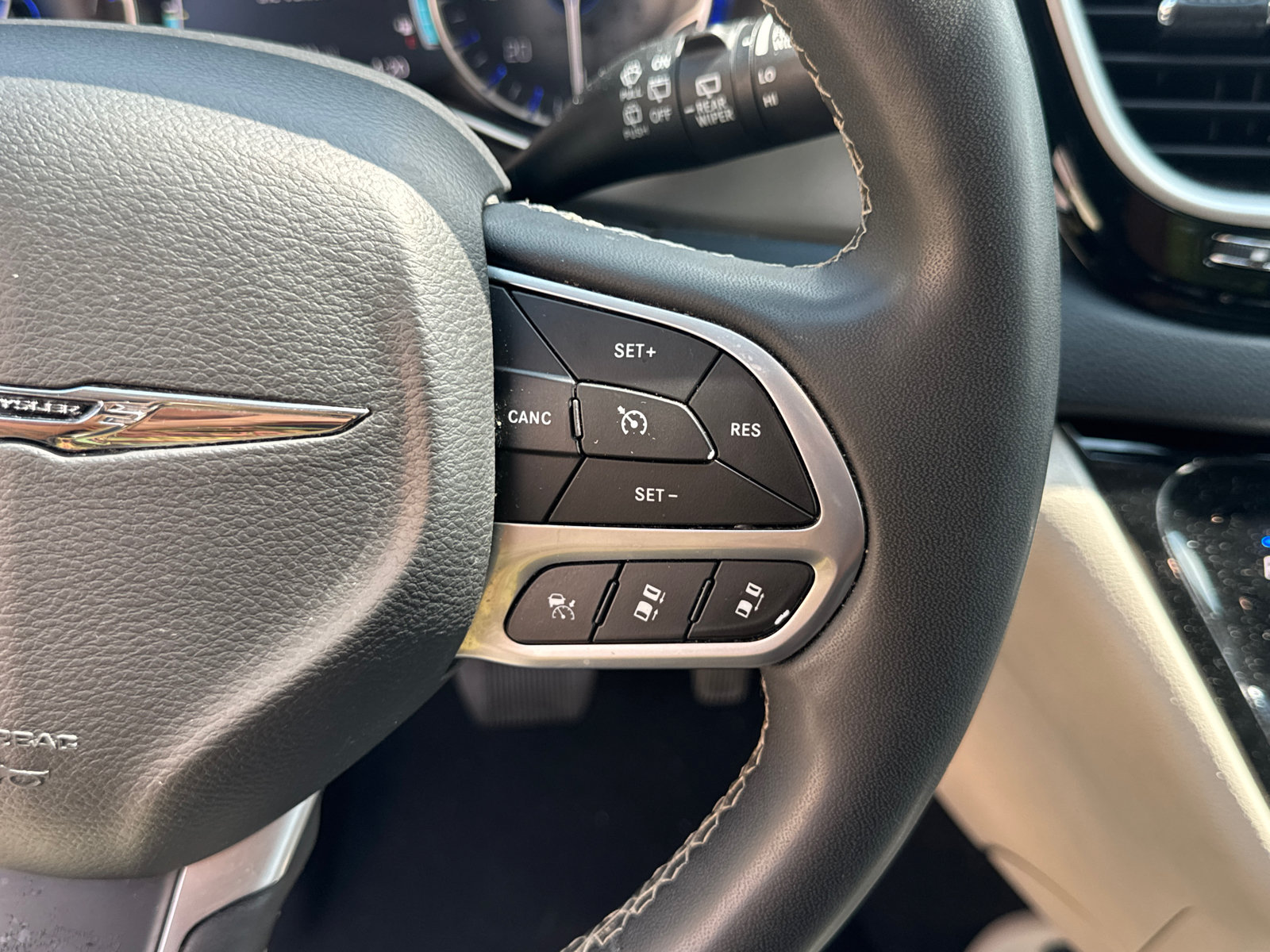 Used 2023 Chrysler Pacifica Touring-L FWD image 23