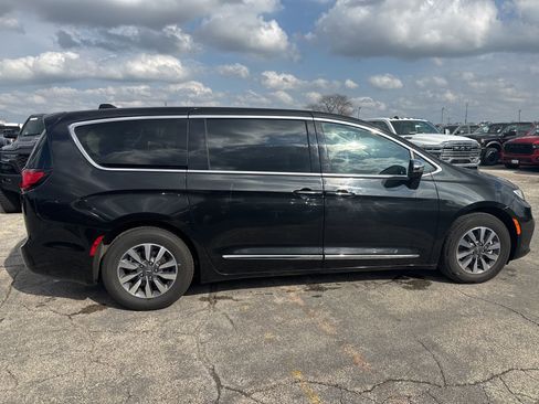 Used 2023 Chrysler Pacifica Limited image 5
