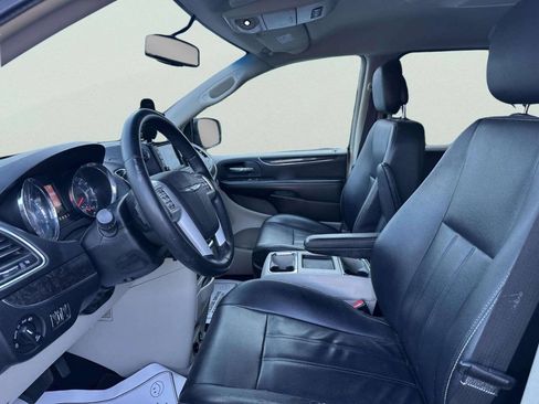 Used 2014 Chrysler Town & Country Touring FWD image 9
