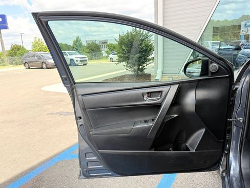 Used 2018 Toyota Corolla SE w/ SE Premium Package FWD image 13