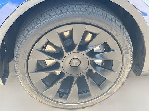 Used 2024 Tesla Model Y Long Range RWD image 32