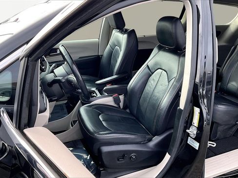 Used 2017 Chrysler Pacifica Touring-L image 25