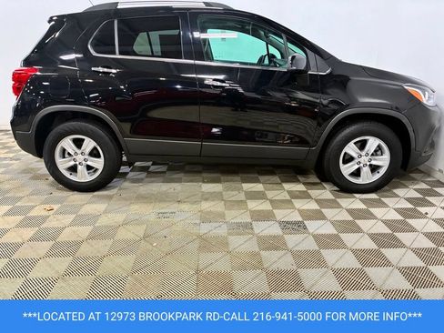 Used 2020 Chevrolet Trax LT w/ Sun & Sound Package AWD/4WD image 4