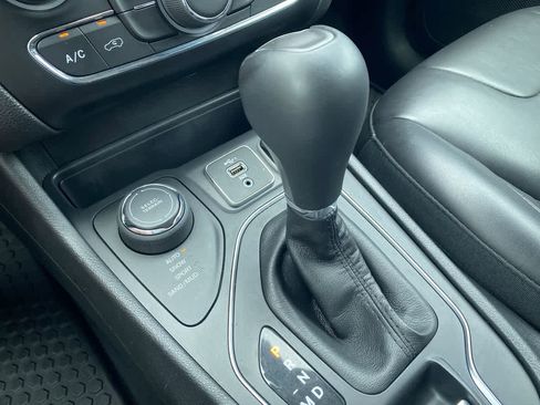 Used 2019 Jeep Cherokee Latitude Plus w/ Cold Weather Group AWD/4WD image 19