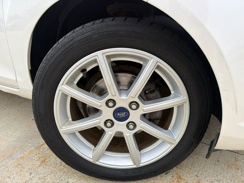 Used 2016 Ford Fiesta SE w/ Equipment Group 201A FWD image 2
