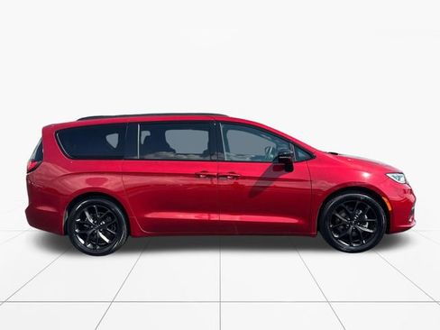 Used 2025 Chrysler Pacifica Limited FWD image 7