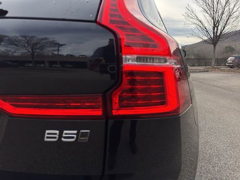 Certified 2022 Volvo XC60 B5 Momentum w/ Climate Package image 10