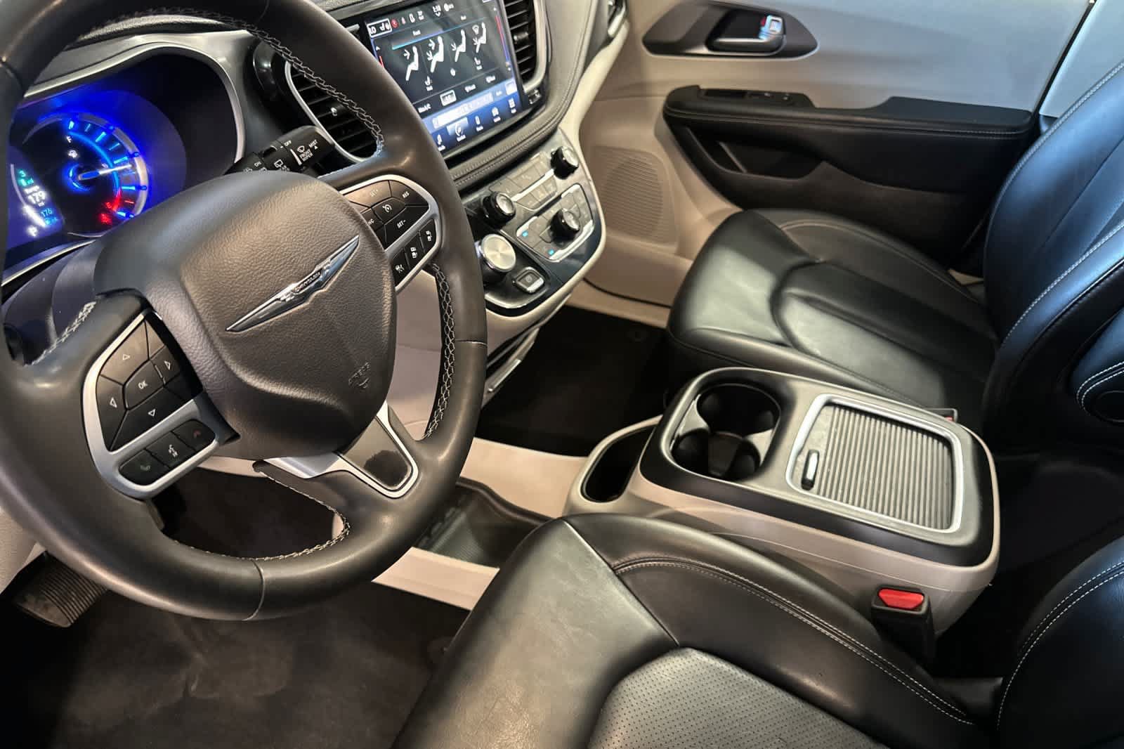Used 2023 Chrysler Pacifica Touring-L FWD image 14