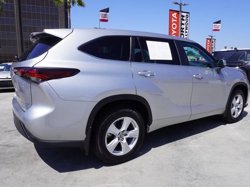 Used 2024 Toyota Highlander LE AWD/4WD image 7