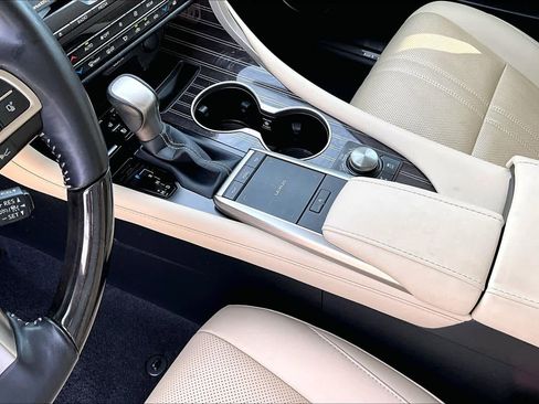 Used 2022 Lexus RX 350L Luxury image 16