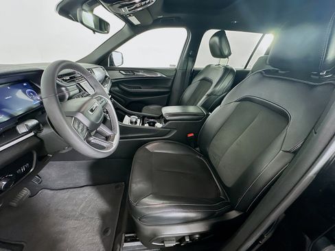 Used 2023 Jeep Grand Cherokee L Laredo image 13