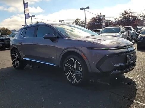 New 2026 Chevrolet Equinox EV LT image 2