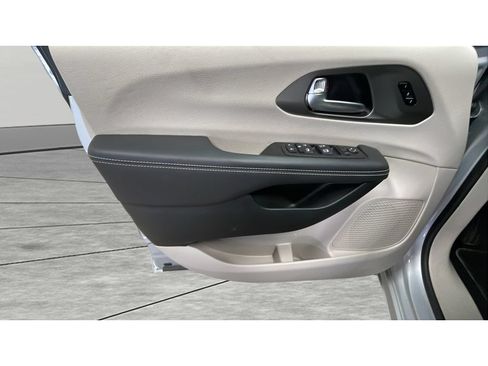 Used 2024 Chrysler Pacifica Touring-L FWD image 10