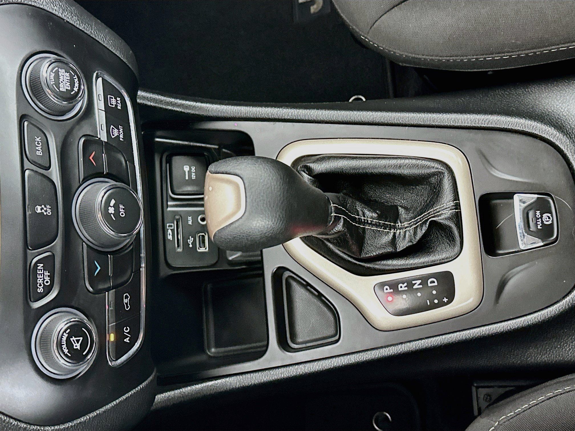 Used 2017 Jeep Cherokee Latitude w/ Safety/Convenience Group FWD image 24