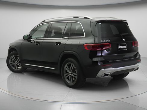 Used 2026 Mercedes-Benz GLB 250 image 2