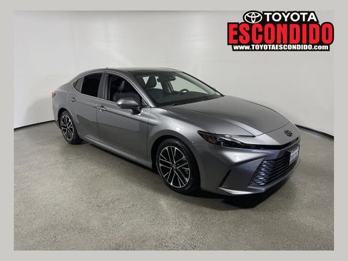Used 2025 Toyota Camry XLE FWD image 1