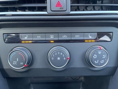 Certified 2022 Volkswagen Taos SE image 20