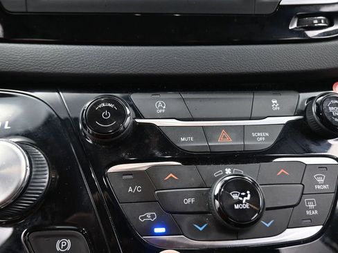 Used 2022 Chrysler Voyager LX image 12