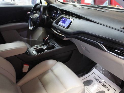Used 2021 Cadillac XT4 Premium Luxury image 9