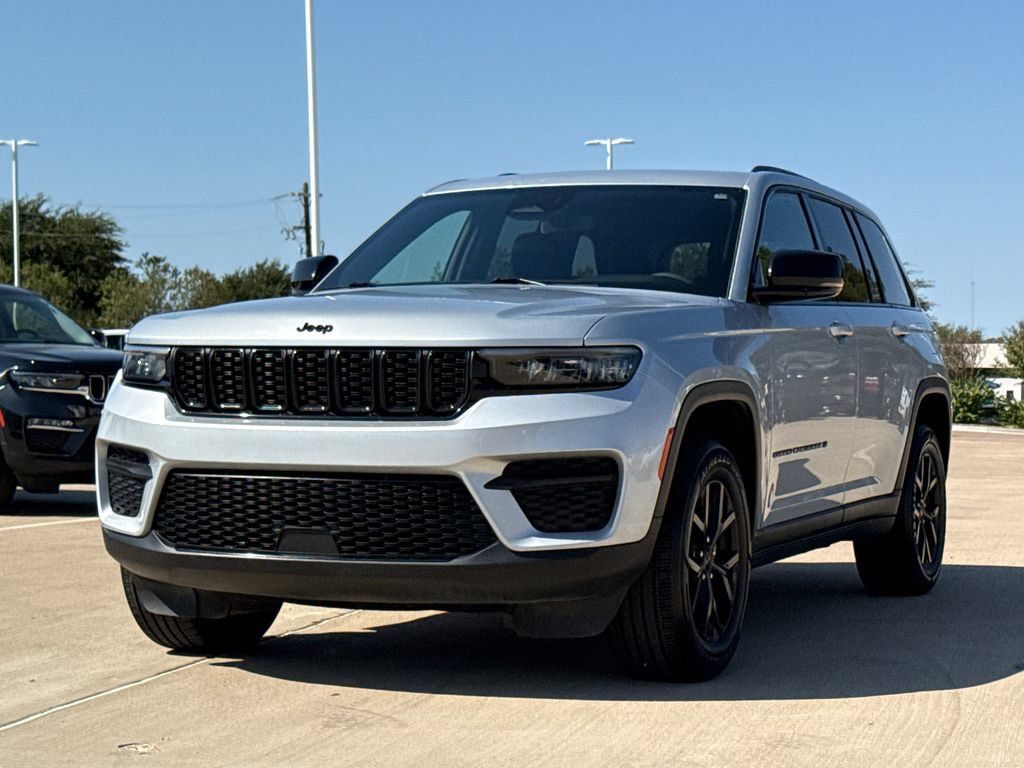 Used 2024 Jeep Grand Cherokee Altitude RWD image 3