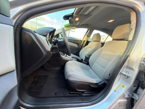 Used 2016 Chevrolet Cruze LT w/ Technology Package image 9