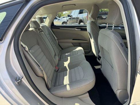 Used 2019 Ford Fusion SE FWD image 11