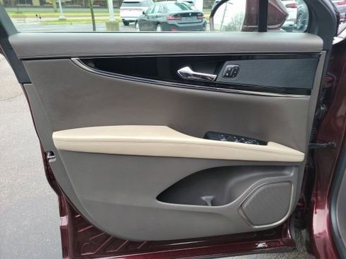 Used 2023 Lincoln Nautilus AWD w/ Premium Package image 18