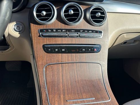 Used 2021 Mercedes-Benz GLC 300 4MATIC w/ Premium Package image 11