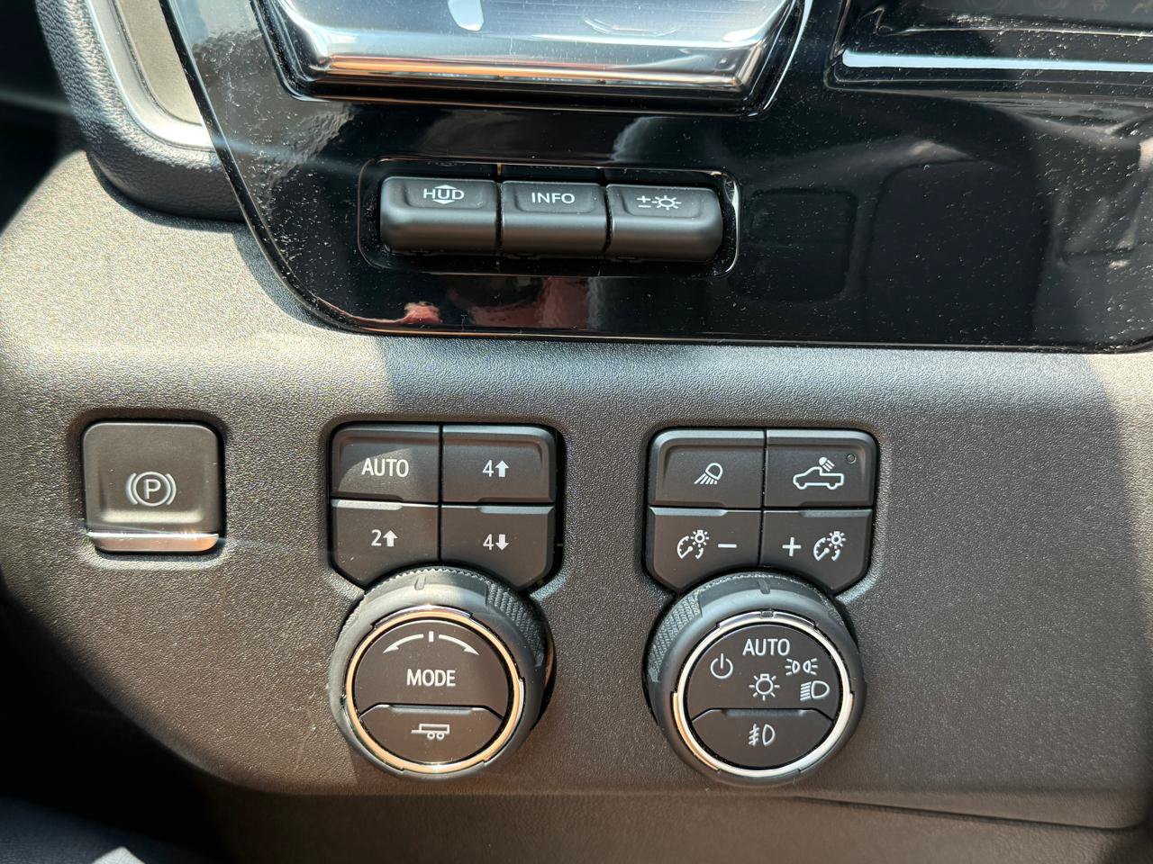 Used 2024 Chevrolet Silverado 2500 High Country w/ High Country Premium Package AWD/4WD image 21
