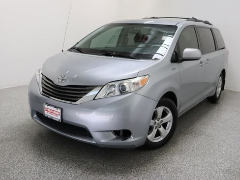 Used 2014 Toyota Sienna LE FWD image 2