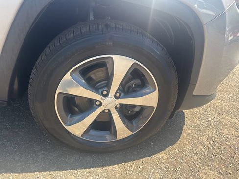 Used 2019 Jeep Cherokee Limited AWD/4WD image 11