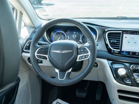 Used 2024 Chrysler Pacifica Touring-L FWD image 32