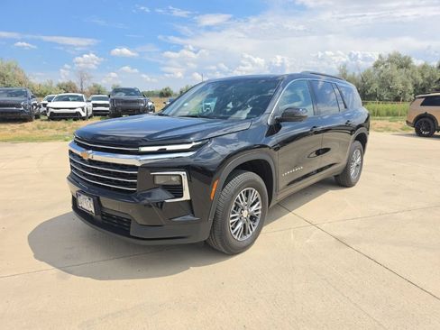 Used 2025 Chevrolet Traverse LT w/ Driver Confidence Package FWD image 1
