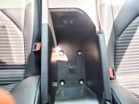 Used 2021 Toyota Camry SE FWD image 36