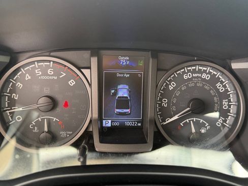 Used 2018 Toyota Tacoma TRD Off-Road w/ Technology Package AWD/4WD image 24