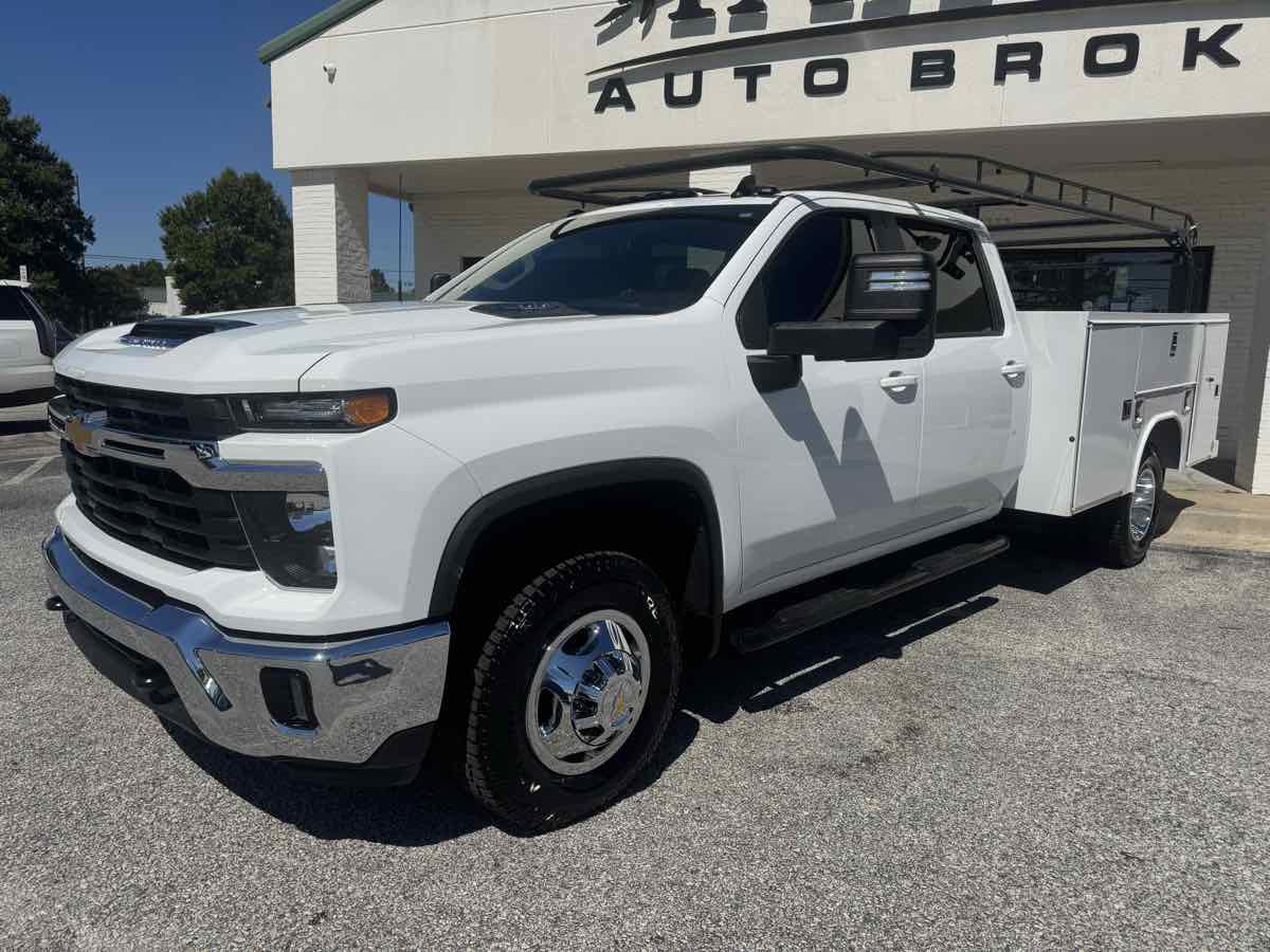 Used 2024 Chevrolet Silverado 3500 LT w/ Convenience Package RWD image 2