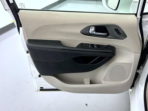 Used 2022 Chrysler Pacifica Touring-L FWD image 9