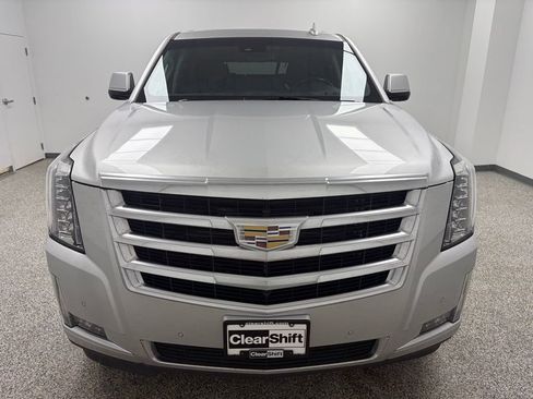 Used 2017 Cadillac Escalade ESV Luxury AWD/4WD image 2